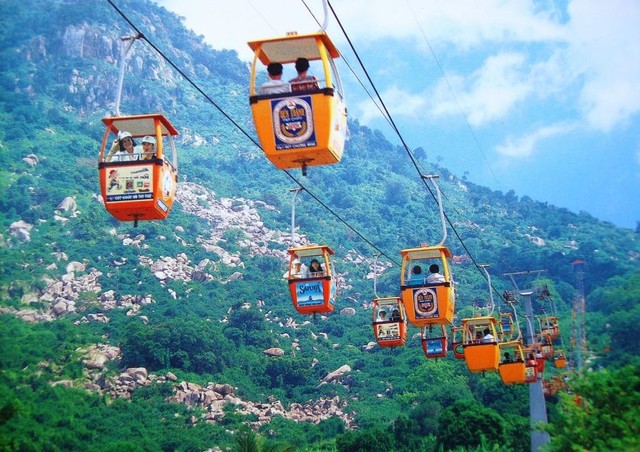 Cable car Ba Den Mountain