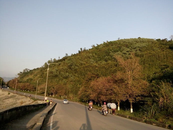 the road along Hoa Binh hydropower lake