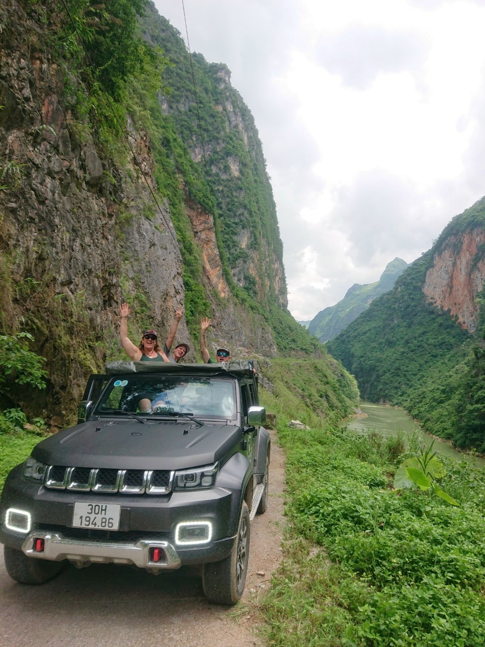 customers in jeep on tour in ha giang