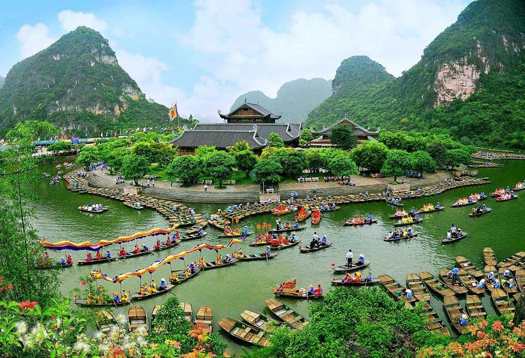 trang an boat tour near ninh binh